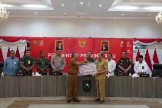 Gubernur Riau Serahkan Dana Bantuan untuk Korban di Cianjur Rp500 Juta Lebih 